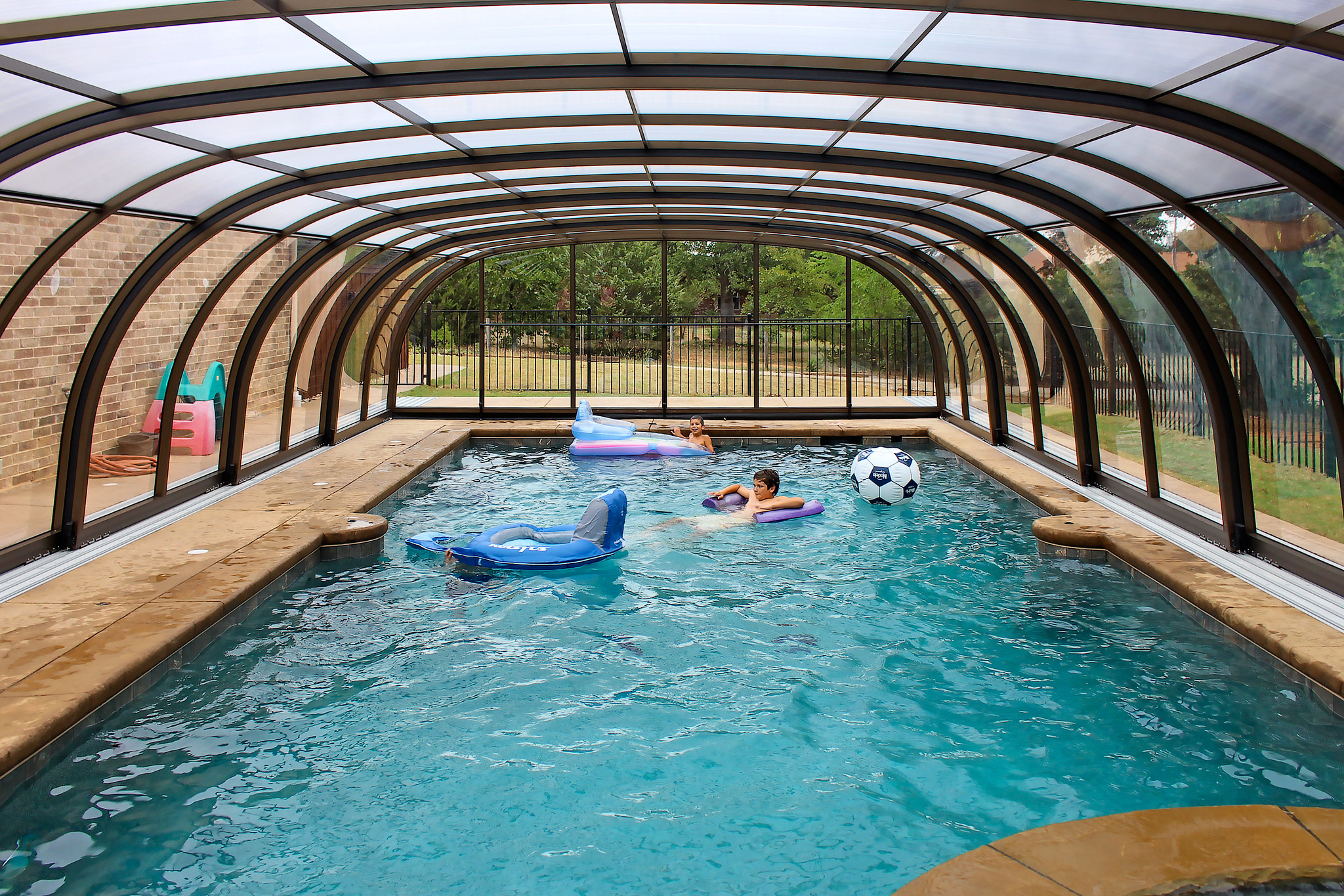 Retractable pool enclosure